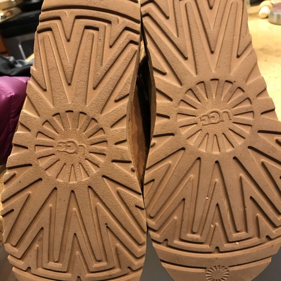 Short Bow Uggs ❄️ - Picture 3 of 6